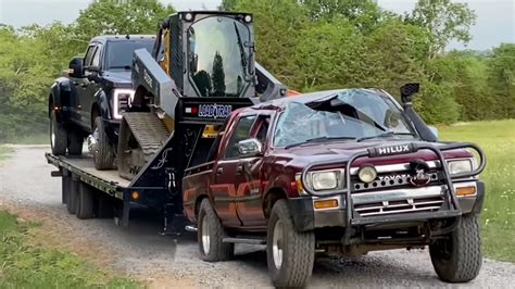 Truck towed - Our Tow Truck Drivers Can Help With Any Emergency Towing Situation If you’re stuck in an unexpected situation, you need a Detroit towing service to help you get your vehicle back on the road. In this big city, traffic is a constant threat, which makes it essential to call a towing service as soon as possible.